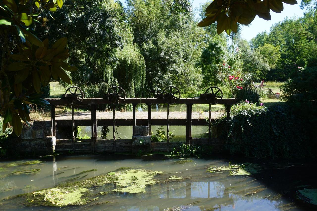 Le Moulin De Moquesouris - Chambres D'Hotes Et Table D'Hote Nazelles-Negron Bagian luar foto